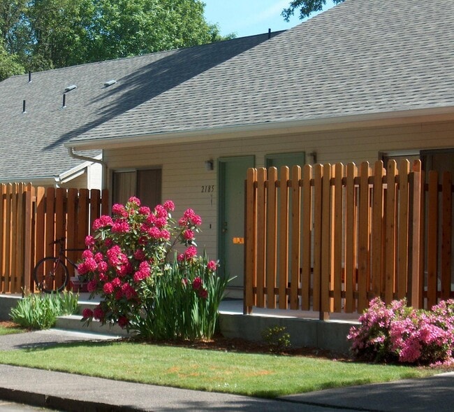 Oak Creek Townhomes in Eugene, OR - Foto de edificio - Building Photo