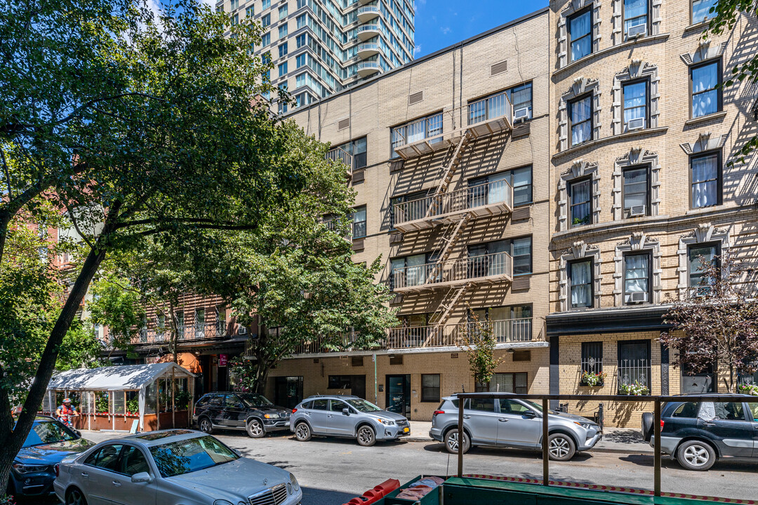 313 E 84th St in New York, NY - Building Photo