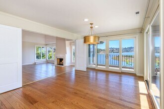 325 E Strawberry Dr in Mill Valley, CA - Foto de edificio - Building Photo