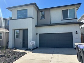 1343 W Payson Ave in Visalia, CA - Building Photo