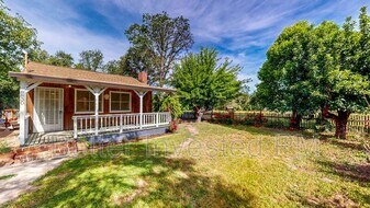 8830 East Rd in Redwood Valley, CA - Building Photo