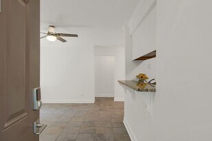 501 Barrington Hills Dr in Atlanta, GA - Building Photo