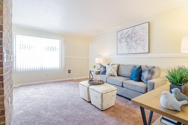 Willow Lake Apartments in North Charleston, SC - Building Photo - Building Photo