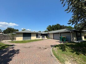 6 Pinehurst Dr in Shalimar, FL - Building Photo