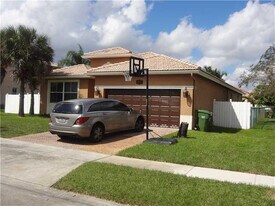16231 10th St in Pembroke Pines, FL - Building Photo