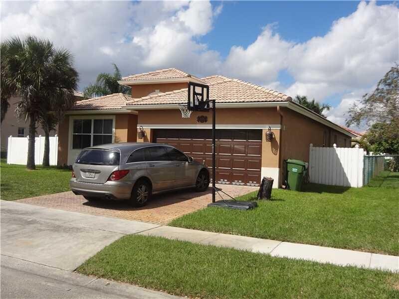 16231 10th St in Pembroke Pines, FL - Building Photo