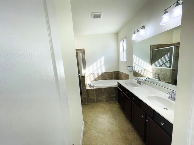 14306 Vindel Cir in Ft. Myers, FL - Building Photo - Building Photo