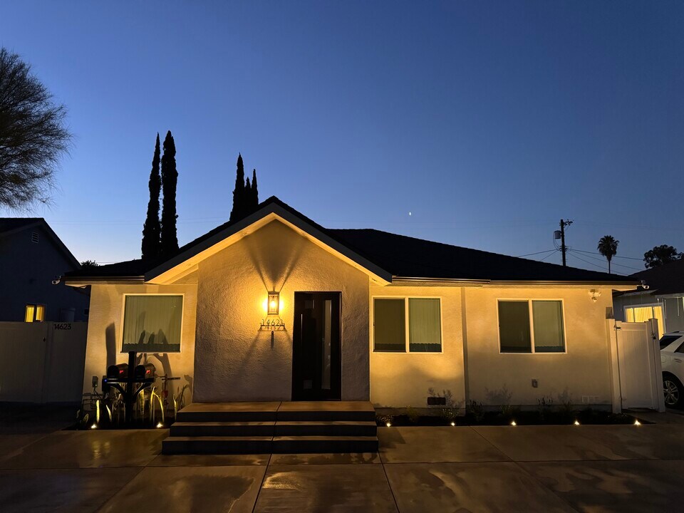 14621 Leadwell St in Van Nuys, CA - Foto de edificio