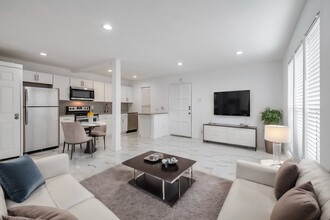 4327 Holland Ave, Unit 101 in Dallas, TX - Foto de edificio - Building Photo