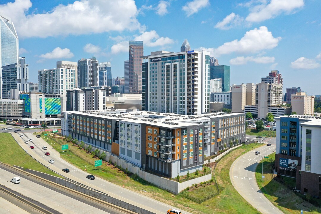 Uptown 550 in Charlotte, NC - Foto de edificio