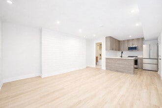 64 E Cedar St in Chicago, IL - Building Photo - Building Photo