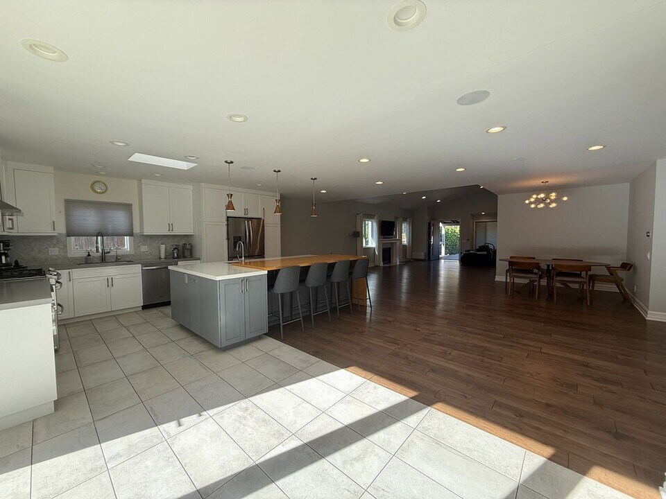 23400 Collins St in Los Angeles, CA - Building Photo