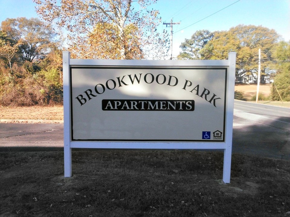 Brookwood Park in Albertville, AL - Foto de edificio