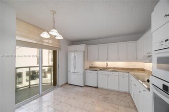 8855 Collins Ave, Unit 2D in Surfside, FL - Building Photo - Building Photo