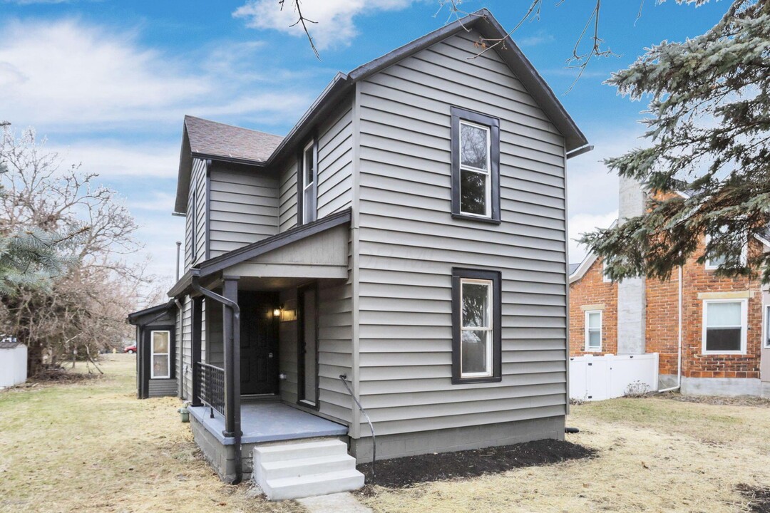 3254 Columbus St in Grove City, OH - Building Photo