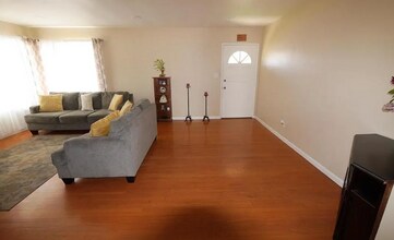 327 E Collins Ave in Orange, CA - Building Photo - Building Photo