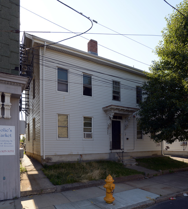 6-8 West St in Pawtucket, RI - Foto de edificio - Building Photo