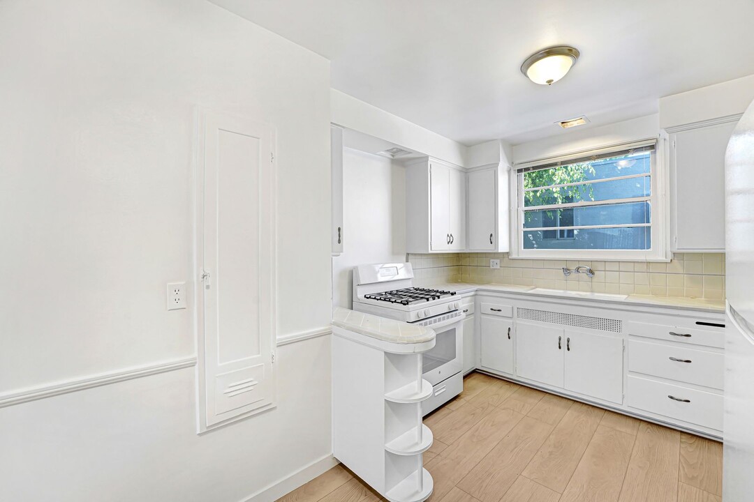 10661 Eastborne Ave in Los Angeles, CA - Building Photo