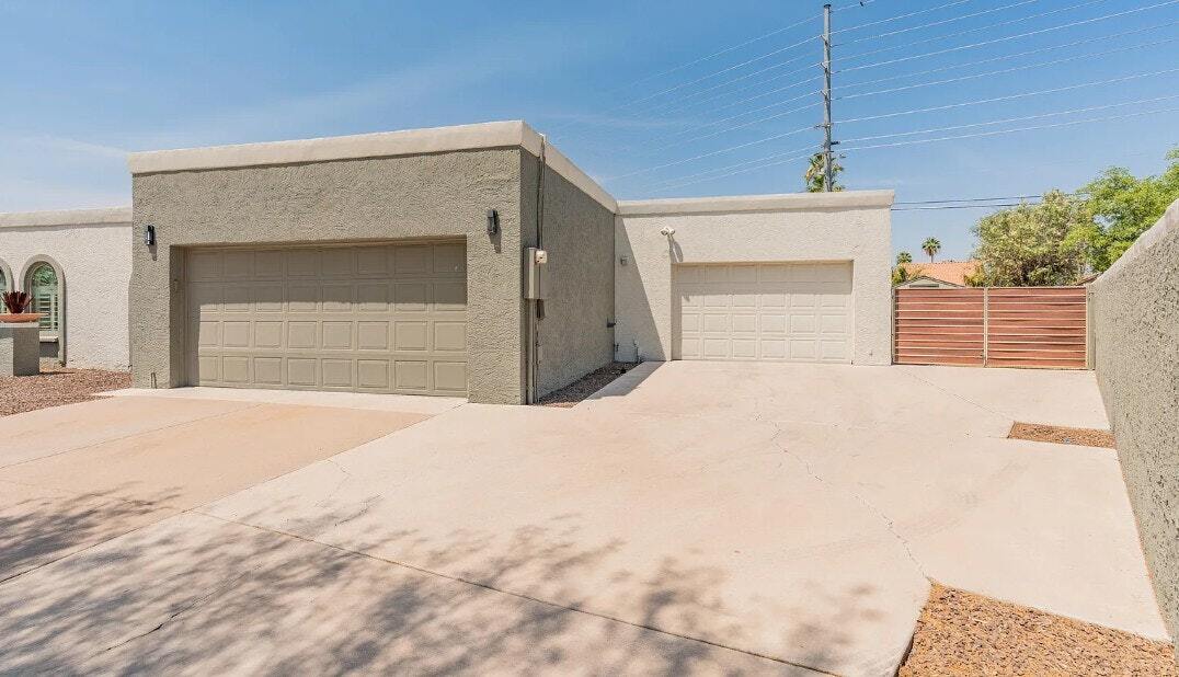 15602 N 56th Pl in Scottsdale, AZ - Foto de edificio