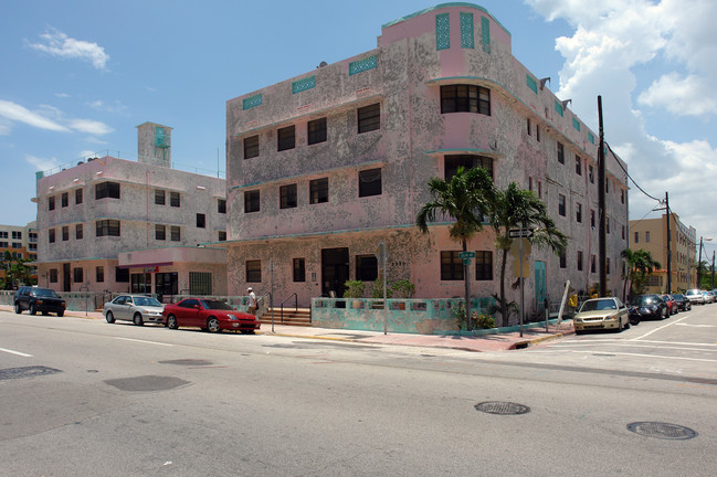 2700-2730 Collins Ave in Miami Beach, FL - Building Photo - Building Photo