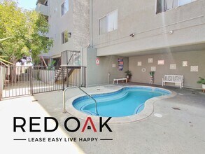 11817 Victory Blvd, Unit 210 in Los Angeles, CA - Building Photo - Building Photo