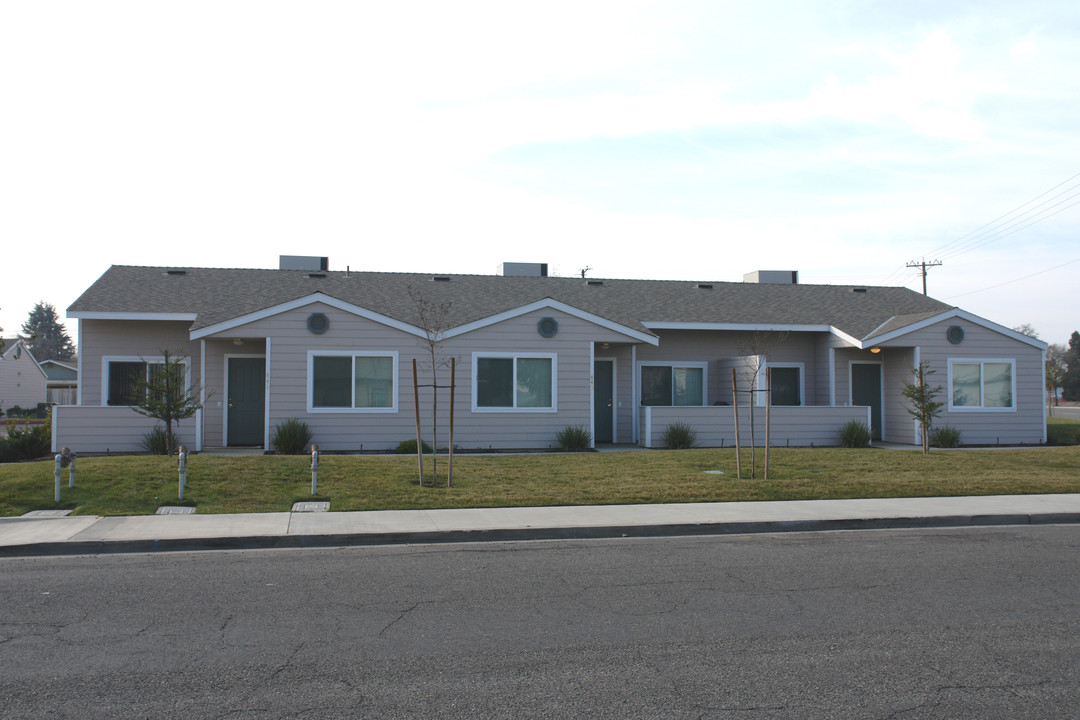 411-457 N Park St in Visalia, CA - Foto de edificio