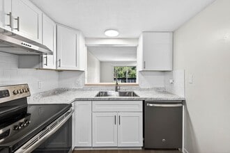 6308 Newtown Cir in Tampa, FL - Building Photo - Building Photo