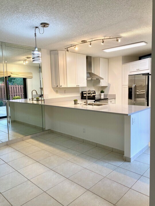 8368 Trent Ct, Unit B in Boca Raton, FL - Building Photo