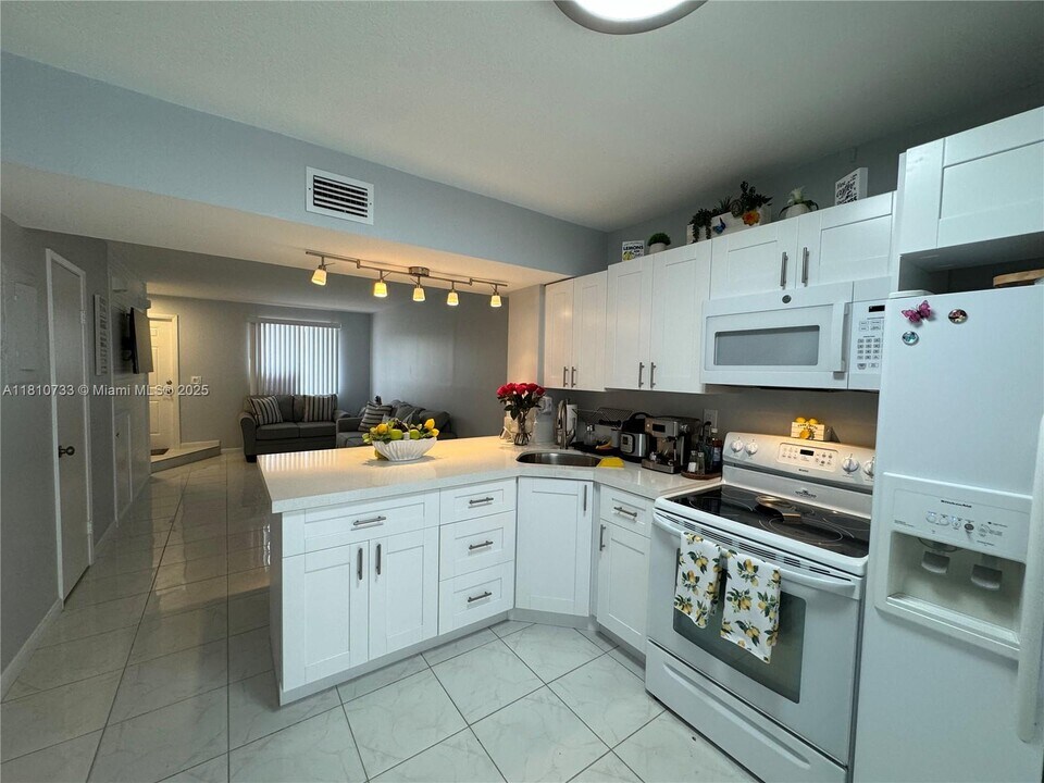 1817 SW 107th Ave in Miami, FL - Building Photo