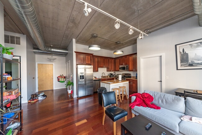 3245 N Ashland Ave, Unit 2a in Chicago, IL - Foto de edificio - Building Photo