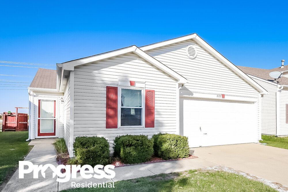 2122 Summer Breeze Way in Greenwood, IN - Building Photo