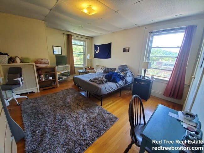 1688 Beacon St, Unit 18