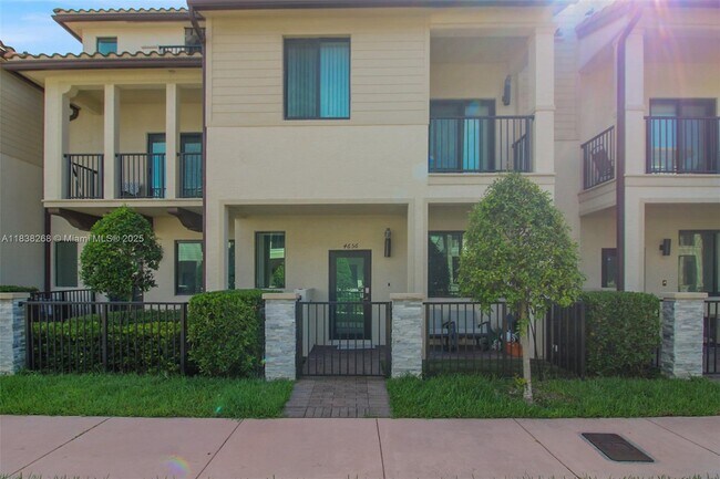 4656 NW 83rd Path in Doral, FL - Building Photo - Building Photo