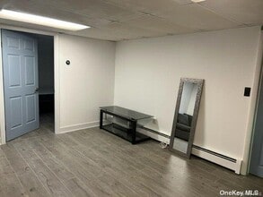 18 Manhattan Pl in Huntington, NY - Building Photo - Building Photo