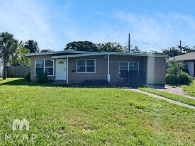 7563 Meadowlawn Dr N in St. Petersburg, FL - Building Photo