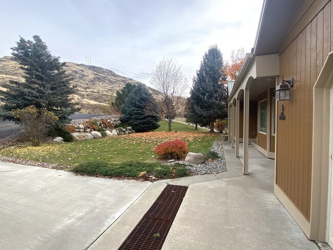 105 Bill Shaw Rd in Pateros, WA - Foto de edificio - Building Photo