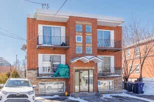4 Du Parc Av in Laval, QC - Building Photo