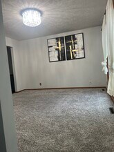 16911 Holmes Cir in Omaha, NE - Foto de edificio - Building Photo