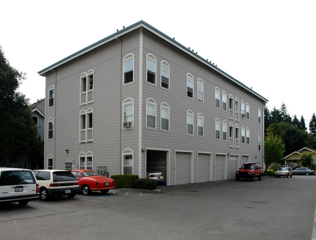 421 8th St in Santa Rosa, CA - Foto de edificio - Building Photo