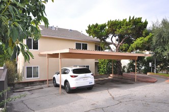 4975 Clybourn Ave in North Hollywood, CA - Building Photo - Building Photo