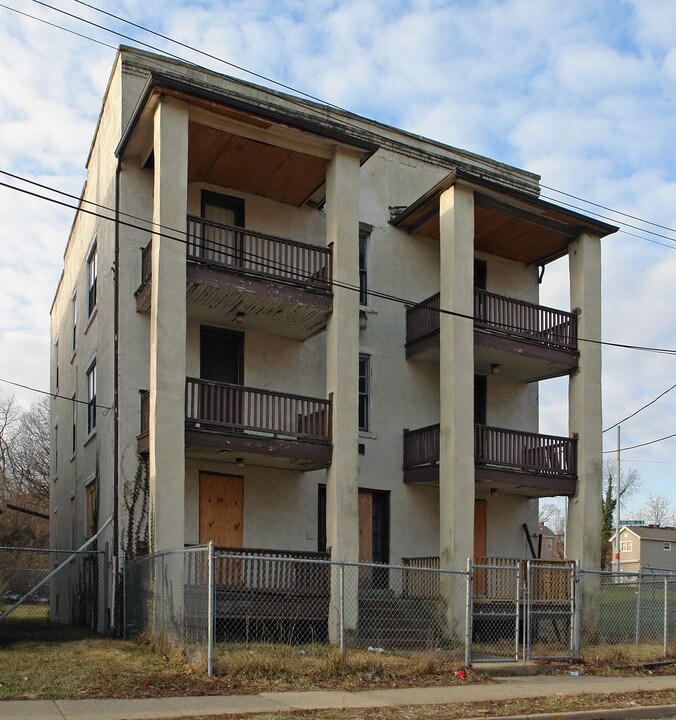 1215 Lincoln Ave in Cincinnati, OH - Building Photo