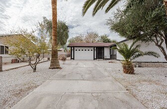 661 Riata Way in Las Vegas, NV - Building Photo - Building Photo