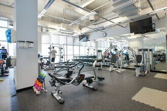 655 W Irving Park Rd, Unit 1114 in Chicago, IL - Foto de edificio - Building Photo