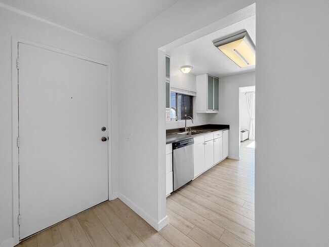 2522 Clairemont Dr in San Diego, CA - Building Photo - Building Photo