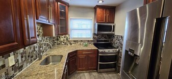 100 Luttgen Pl in Linden, NJ - Building Photo