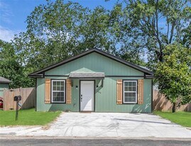 308 S 3rd St in Bonham, TX - Building Photo