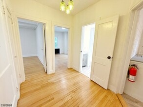 168 Washington Pl in Ridgewood, NJ - Foto de edificio - Building Photo