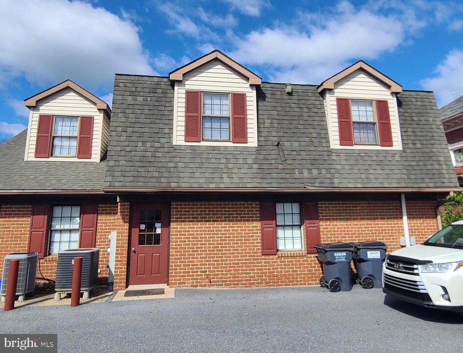 21 S Church St in Quarryville, PA - Building Photo