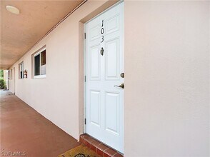 180 Turtle Lake Ct in Naples, FL - Foto de edificio - Building Photo