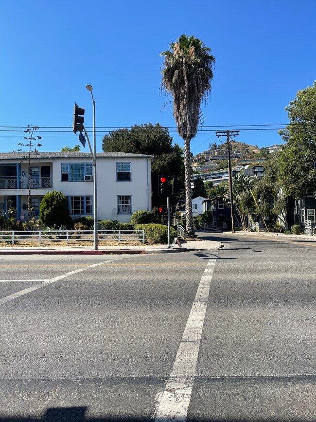 1701 Nichols Canyon Rd Apartments and Nearby Los Angeles Apartments For